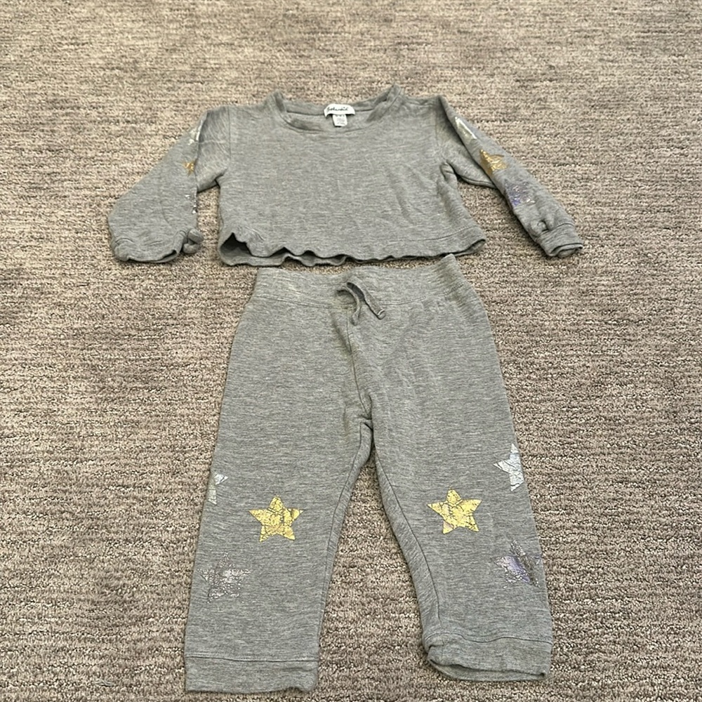 Splendid 2piece jogging suit with metallic stars size 12-18 months